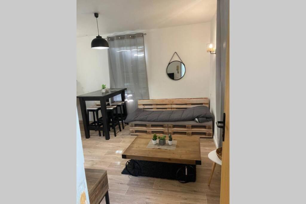 Charmant Petit Studio Au Coeur De Figeac Lägenhet Exteriör bild